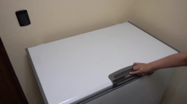 Buzdolabında birkaç konserve Pilsen birası parti için el ele tutuşurken çekilmiş. Lima, Peru Aralık 2021