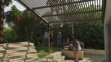 Ağaçların arasındaki bir kır evindeki tuğladan yapılmış ızgarada birkaç arkadaş. Ve günde 4K bira içiyorum.