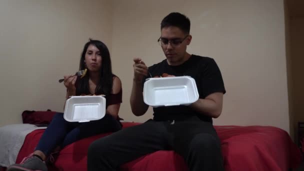 Una Pareja Comiendo Salchipapa Cama Comida Típica Peruana Papas Fritas — Vídeo de stock