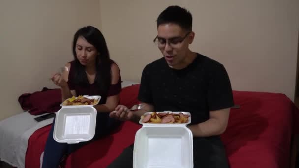 Ein Paar Essen Salchipapa Typisch Peruanisches Essen Mit Bratkartoffeln Und — Stockvideo