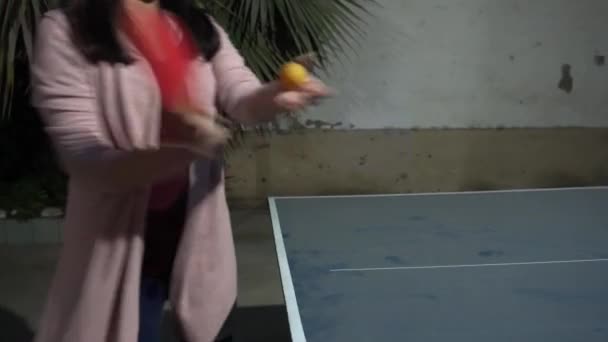 ピンポンラケットを持って夜のパーティーでボールを打つ女性の手の閉鎖 — ストック動画