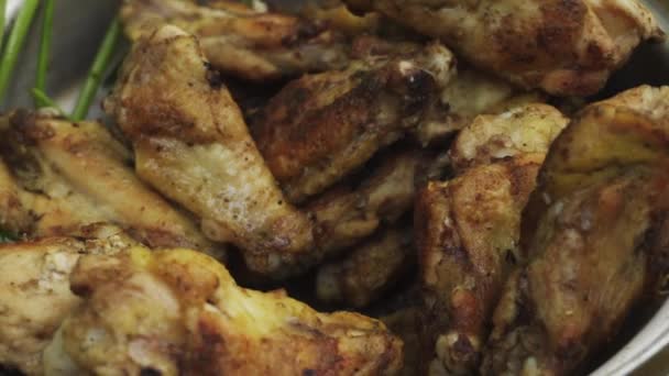 Close Dari Beberapa Ayam Panggang Sayap Siap Untuk Makan Dan — Stok Video