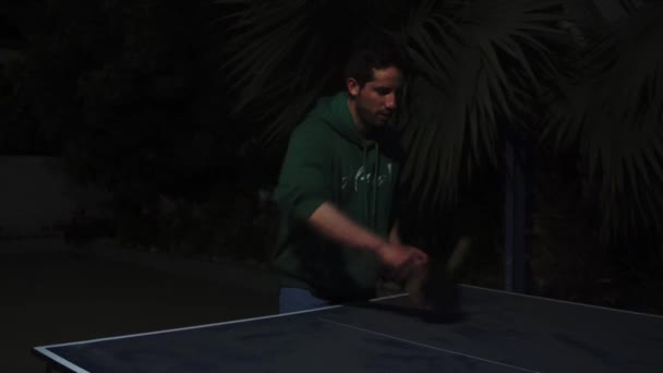 Hombre Jugando Ping Pong Por Noche Una Casa Campo — Vídeos de Stock