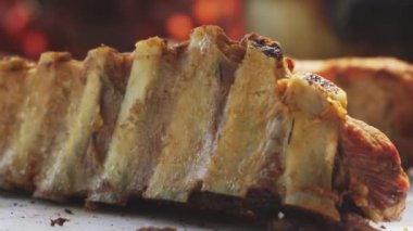 Çin usulü leziz bir domuz pirzolasının yakın plan çekimi. Günün 4k 'sinde kızartılmış olarak yenmeye hazır.