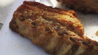 Çin lokantasından yeni çıkmış leziz bir domuz pirzolasının yakın plan çekimi. Gündüz vakti arkadaşlarıyla birlikte bir çiftlik evinde yemek yemeye hazır.