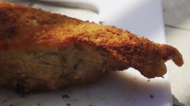 Çin lokantasından yeni çıkmış leziz bir domuz pirzolasının yakın plan çekimi. Gündüz vakti arkadaşlarıyla birlikte bir çiftlik evinde yemek yemeye hazır.