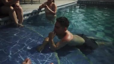 POV, havuzda yemek yiyen, içki içen ve güneşli bir günde 4K 'daki bir kır evinde eğlenen birçok arkadaşı ilk kez görüyor.