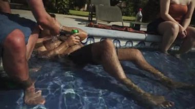 Bir kaç arkadaş havuzda yatıp üzerine su döken bir adamı rahatsız ediyor. Böylece gülerek uyanıyor ve gün boyunca 4K 'daki bir kır evinde.