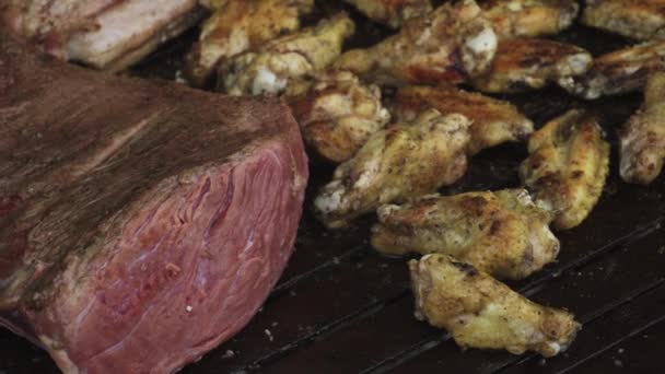 Nahaufnahme Eines Rindfleischstücks Picanha Auf Einem Grill Mit Chicken Wings — Stockvideo
