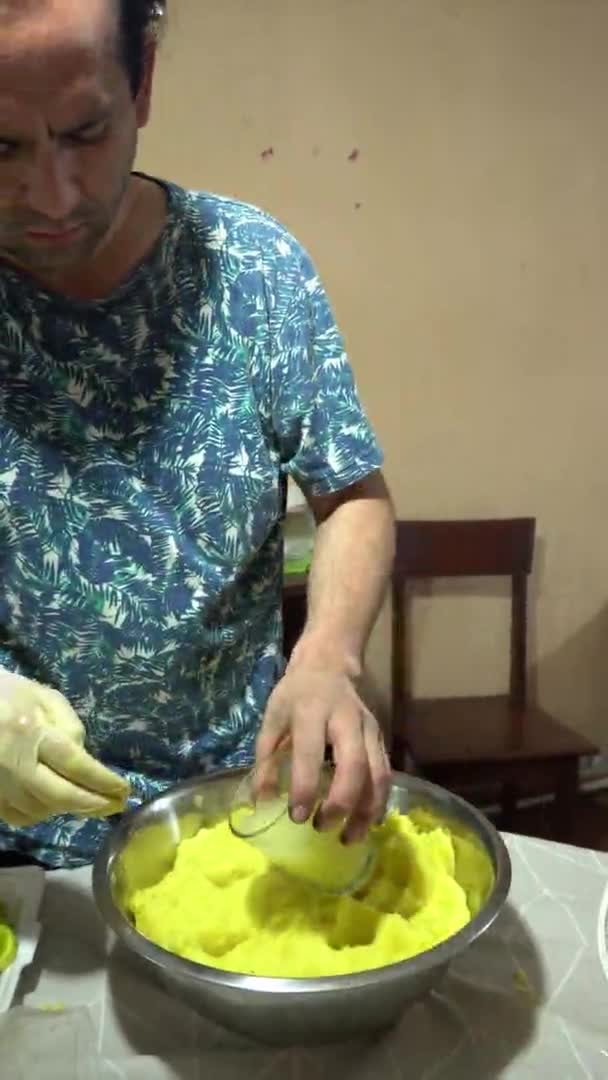 Pionowe Wideo Człowieka Wylewającego Sok Cytryny Ugniatającego Żółte Ziemniaki Rękami — Wideo stockowe