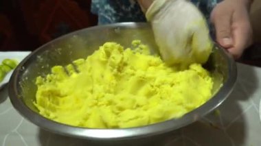 Sarı patatesleri elle yoğurarak Lima 'dan getirmişler. Tipik Peru yemeği.