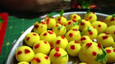 Yakın plan, 4K 'da Noel yemeği için bir kasede dolma biberle birkaç sarı patates limonlu causa topu süsleme.