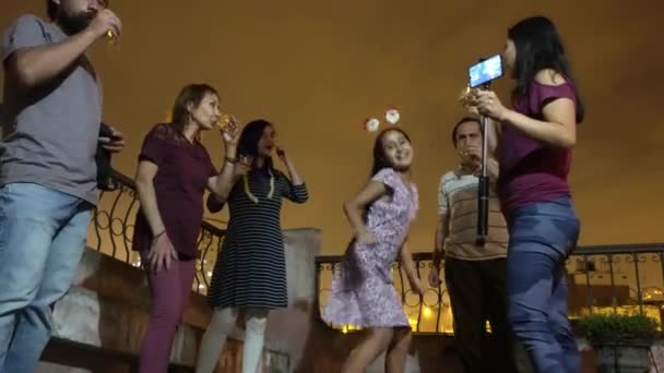 Kleine Mädchen Tanzen Mit Ihrer Familie Auf Dem Dach Prosten — Stockvideo