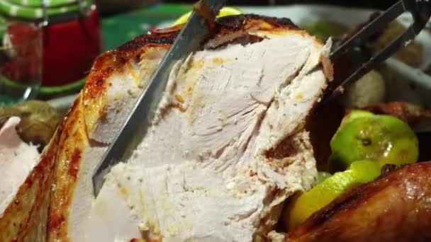 Primer Plano Cortar Pavo Cocido Con Cuchillo Eléctrico Pinzas Una — Vídeos de Stock