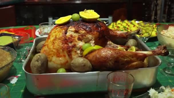 Крупним Планом Індичка Їдальні Різдвяною Вечерею Показуючи Стіл Їжею Сім — стокове відео