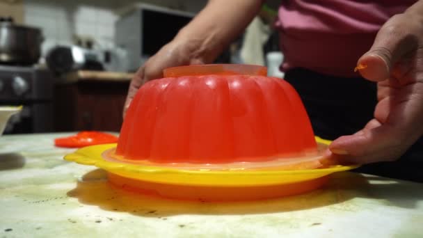 Primo Piano Tirando Fuori Stampo Gelatina Arancione Con Mani Sul — Video Stock