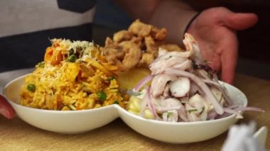 Gün içinde sahildeki bir restoranda balık chicharron, deniz ürünleri şöförü ve ceviche üçlüsünün yakın çekimi.