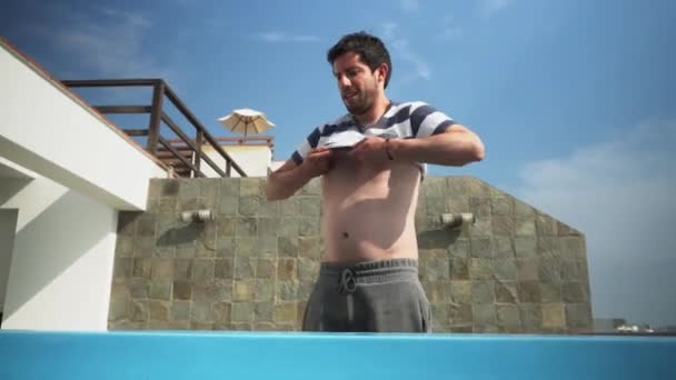 Hombre Poniendo Polo Nuevo Antes Entrar Piscina Una Casa Playa — Vídeos de Stock