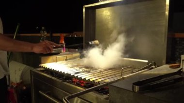 Daha önce ızgaranın metal tabanını yağla çeşnilendirmiştim. Geceleri etleri terasa bırak. 4K 'da.