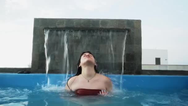 Женщина Пытающаяся Промокнуть Бассейне Друг Выплевывающий Всю Воду Лицо Играющая — стоковое видео