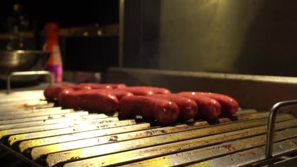 Primer Plano Varias Salchichas Parrilla Una Terraza Por Noche — Vídeos de Stock