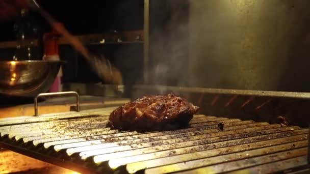 Close Vlammen Een Picanha Vlees Koken Grill Nachts — Stockvideo