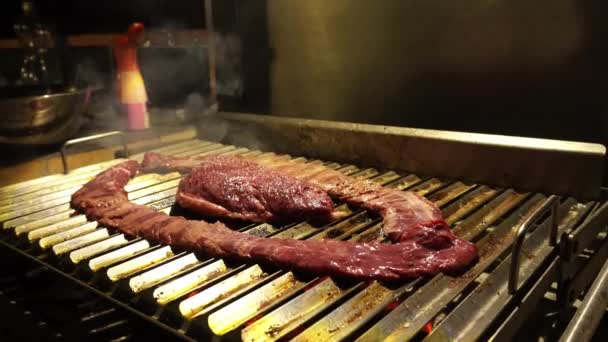 Крупный План Приправы Ребра Мясо Гриле Ночью — стоковое видео