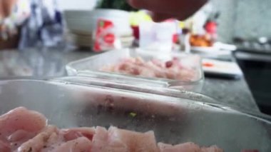 Yakın plan baharatlı, elinde tuzla bir Ceviche tabağı mutfakta Jurel balığı ve arkadaşları ile birlikte 4K 'da bir sahil evinde.