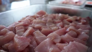 Gün boyunca mutfakta Jurel balığıyla Ceviche tabağını çeşnilendirmek.