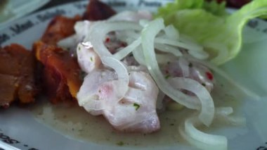 Gün içinde mutfakta patates, soğan, marul ve mısırla birlikte ev yapımı ceviche 'nin yakın plan çekimi.