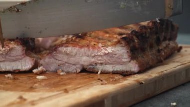 Yakından bir parça ızgara et alıp, gün içinde yemek için kremayla tatlandırmak.