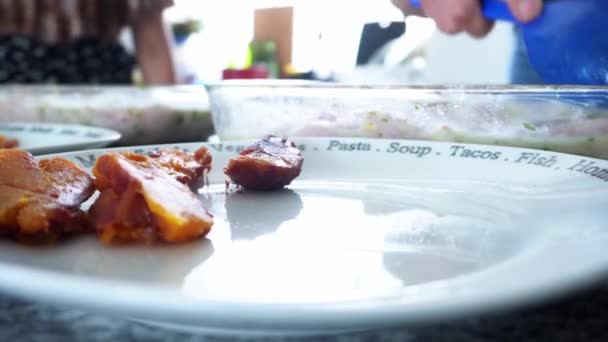Zbliżenie Talerza Słodkim Ziemniakiem Kilkoma Przyjaciółmi Gotującymi Ceviche Domku Plaży — Wideo stockowe