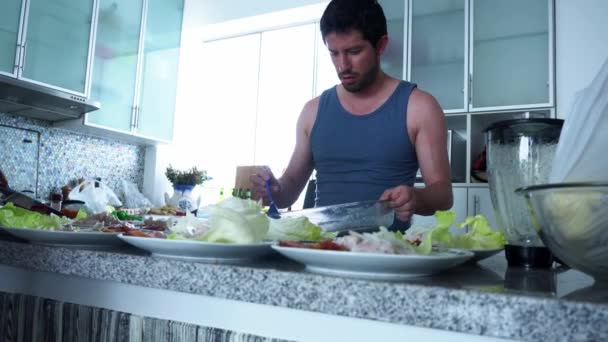 Ein Mann Serviert Mehrere Teller Ceviche Der Küche Eines Strandhauses — Stockvideo