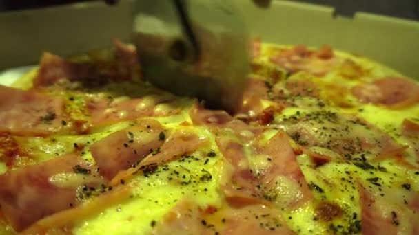 Zbliżenie Cięcia Pyszną Pizzę Dla Dostawy Obrotowym Nożem — Wideo stockowe