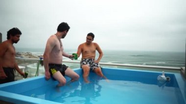 Sahile bakan bir havuza girip arkadaşlarla birlikte günde 4K bira içiyorlar.