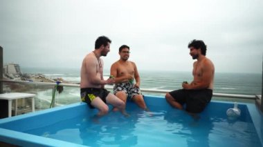 Sahile bakan bir havuzun kenarında otururken arkadaşlarımız gün boyunca bira açıp, kadeh kaldırıyor ve içiyorlar.
