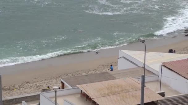 Dron Latający Brzegu Plaży Pomiędzy Ludźmi Falami Morza Ciągu Dnia — Wideo stockowe