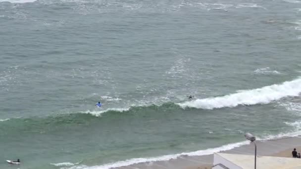 Dron Rejestrujący Surfera Wchodzącego Morza Latającego Nad Brzegiem Plaży Wśród — Wideo stockowe