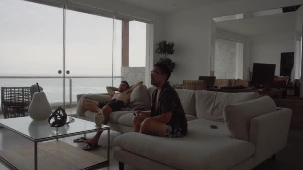 Dva Přátelé Hrát Videohry Obývacím Pokoji Plážového Domu Smát Předčasně — Stock video