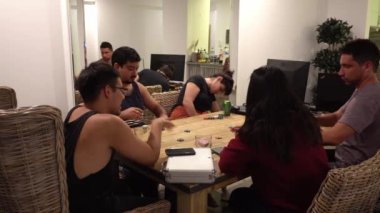 Bir kumsaldaki bir evde poker oynayan birkaç arkadaş gece 4K 'da bira içiyorlardı.