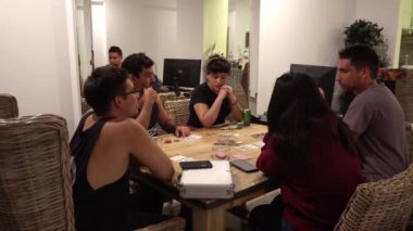 Bir adam kağıt oyunu kazanıp, bir kaç arkadaşıyla poker oynayarak masadaki tüm fişleri alıyor ve gece 4K 'de bira içiyor.