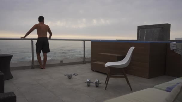 Hombre Que Sale Después Hacer Ejercicio Con Pesas Terraza Una — Vídeo de stock