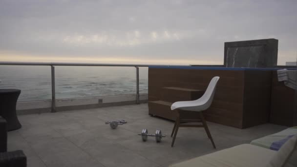 Θέα Μια Βεράντα Αλτήρες Στο Πάτωμα Ένα Σπίτι Στην Παραλία — Αρχείο Βίντεο