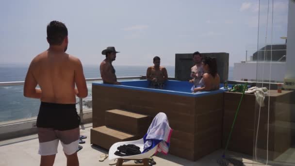 Several Friends Drinking Beer Wine Pool Terrace Beach House Sea — ストック動画
