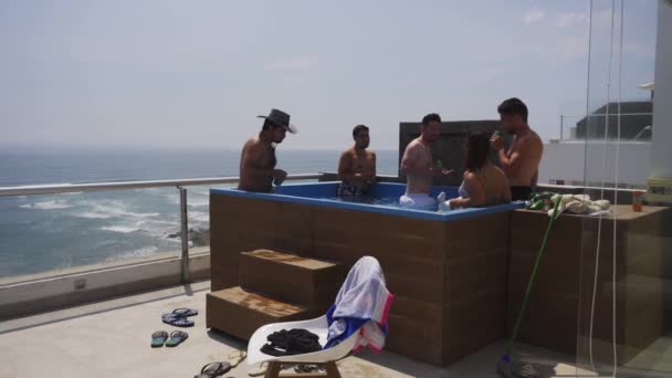 Varios Hombres Una Mujer Bebiendo Cerveza Vino Piscina Terraza Una — Vídeo de stock