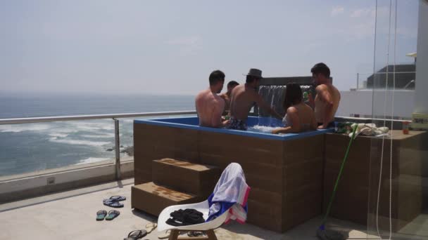 Varios Amigos Bebiendo Licor Piscina Una Terraza Una Casa Playa — Vídeo de stock