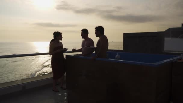 Несколько Друзей Едят Пьют Улыбаясь Разговаривая Бассейне Террасе Пляжного Домика — стоковое видео