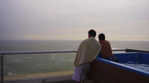 Två Vänner Tittar Havet Dricka Poolen Strand Hus Terrass Molnig — Stockvideo