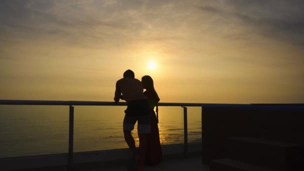 Una Pareja Con Una Hermosa Vista Puesta Sol Terraza Una — Vídeo de stock