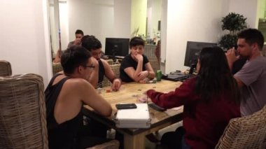 Gece bir sahil evinde kadın ve erkeklerin yemek masasında poker oynamalarının hızlı bir hareketi. Kart ve çiplerin zaman çizelgesi ve 4 bin dolarlık bahisler.